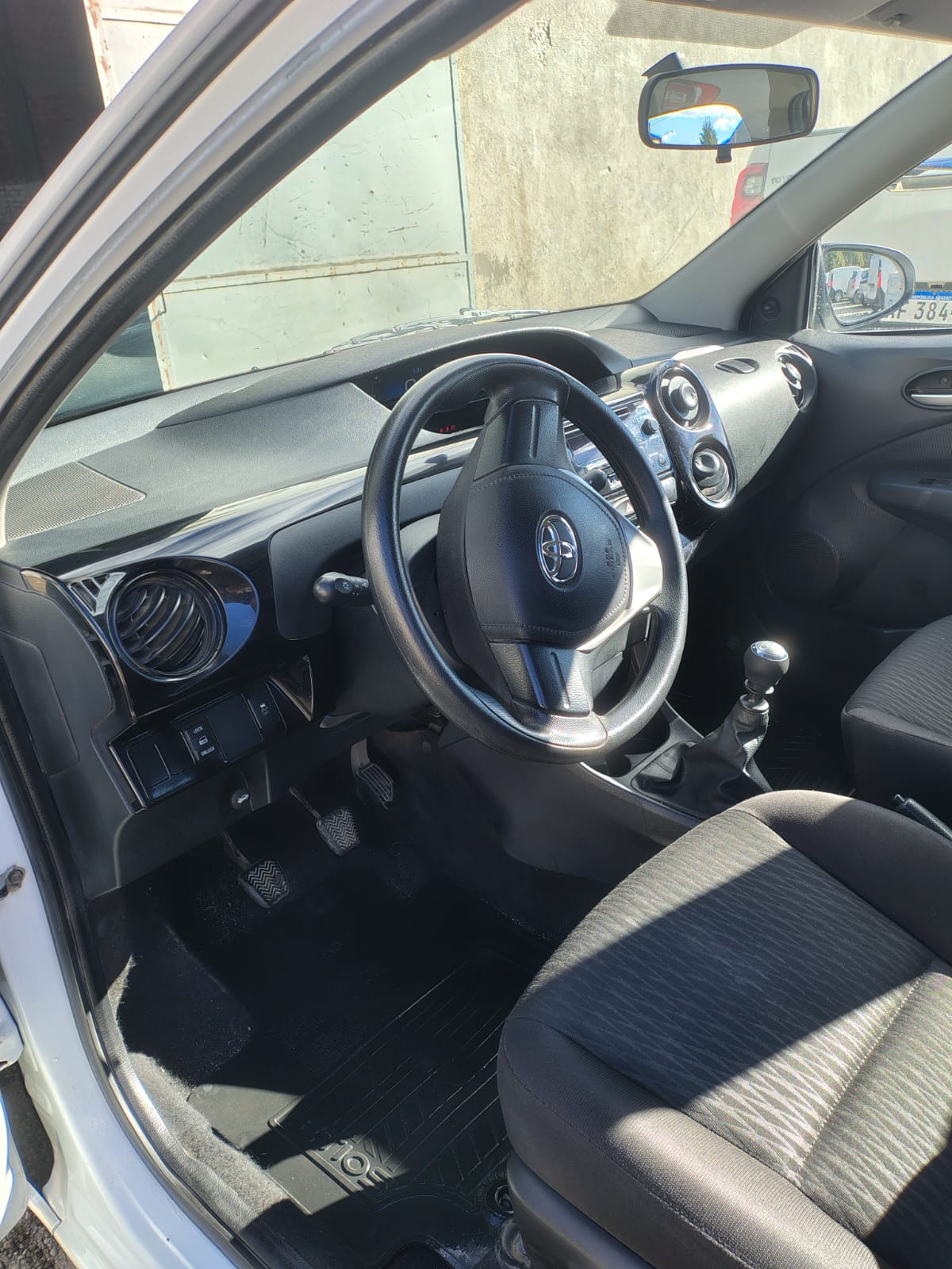 Toyota ETIOS X 1.5 6M/T 4P